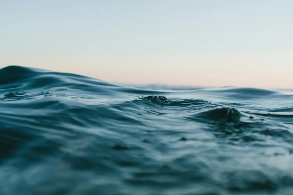 Ruhige Wasseroberfläche